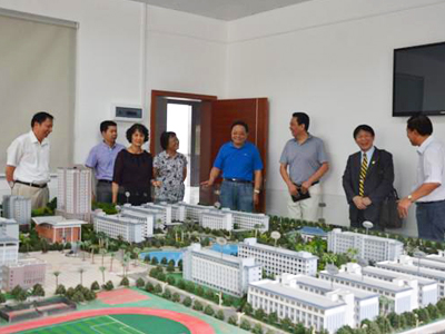 廣東創新職業技術學院領導陪同王健行副校長參觀該院的遠景發展規劃沙盤