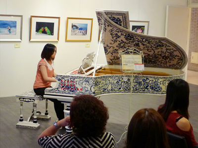 茶會現場以「牡丹情」鋼琴彈奏上海聖約翰大學校歌會上致詞