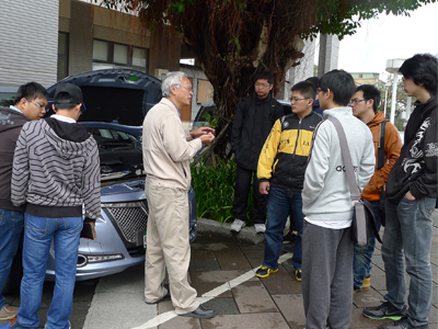 新研綠能科技公司陳永勳總經理向學生解說電動汽車之特性