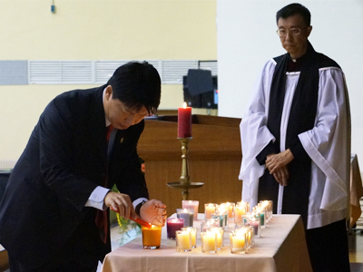 聖約翰科大王健行副校長點燃燭光與同學分享「光與真理」