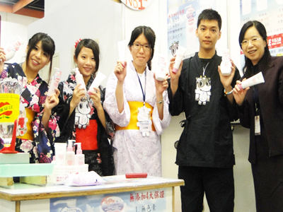 潘少桓同學(右二)認為透過商品展售會能讓學生展現長才與發揮專業能力