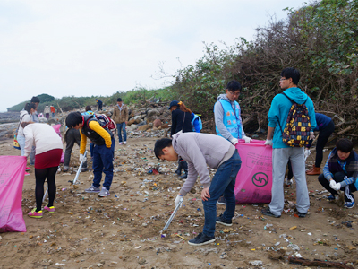 聖約翰科大境外學生至淡水洲子灣撿拾垃圾