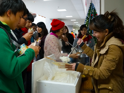 聖約翰科技大學舉辦聖誕義賣活動，吸引大批學生及教職員參與