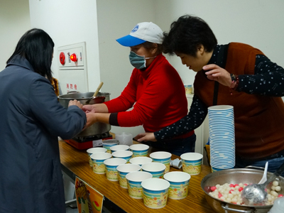 教職員設攤販售紅豆湯圓，在冷冷的冬天裡溫暖大家的胃與心