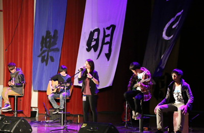 王怡文（左三）主唱「我好想你」，團員由左至右分別為蔡侑恩、彭雍涵、王怡文、黃昭臨、呂亞誠、阮湧庭