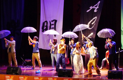 北市立大學SPACE吉他社成員演唱「寶萊情緣」，融入舞蹈、戲劇元素，帶動現場氣氛與高潮
