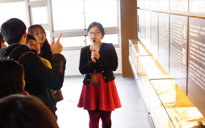 位二真趙佳娟同學（右）為同學們導覽「傑出校友區」，台風穩健，表現備受肯定