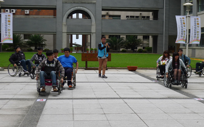 輪椅龍舟王--肢體障礙體驗，闖關者5人一組進行競賽
