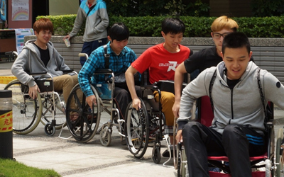 乘坐輪椅的經驗讓學生更懂得體恤行動不便者