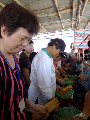 聖約翰科大舉辦『馬來飄粽香』活動，邀請社區居民參與包粽競賽