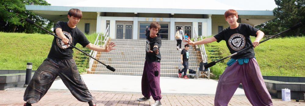 聖約翰科技大學劉育昇（左）、張智傑（中）及江宏倫（右）以火舞技藝考取宜蘭縣街頭藝人執照