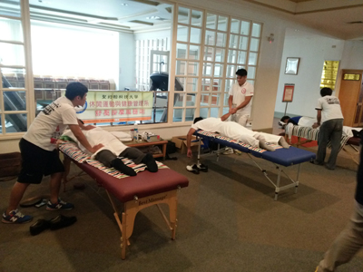 聖約翰科大休健系師生協助高爾夫球賽事選手賽前、賽後的肌肉放鬆