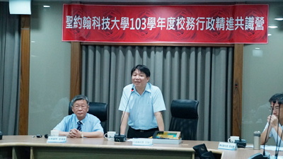 聖約翰科大邀請傑出校友、諾霸精密機械（上海）公司曾鴻鍊董事長（圖左）蒞校演講