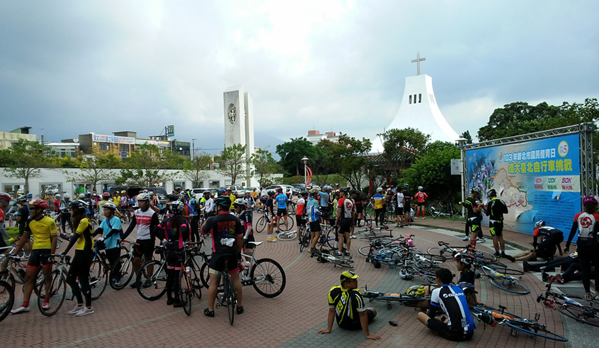 「2014環大台北自行車挑戰」終點站設於聖約翰科技大學，當日選手人潮擠滿校園