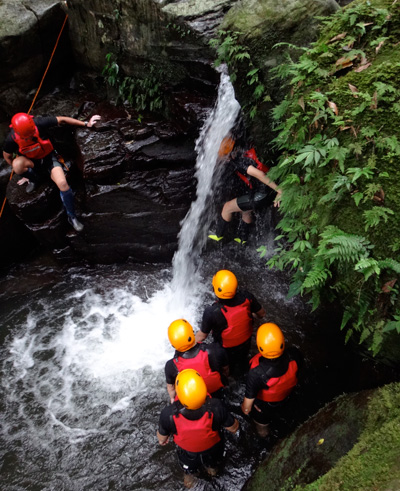 驚險的瀑布垂降及跳水體驗，幫助學生培養團隊合作精神，找回自信與生命熱忱