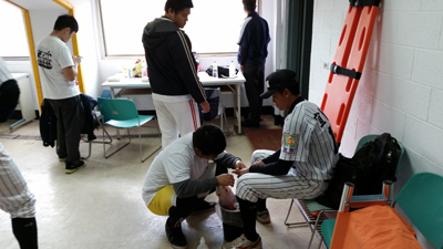 休健系同學替受傷選手做傷口處理（圖／休健系提供）