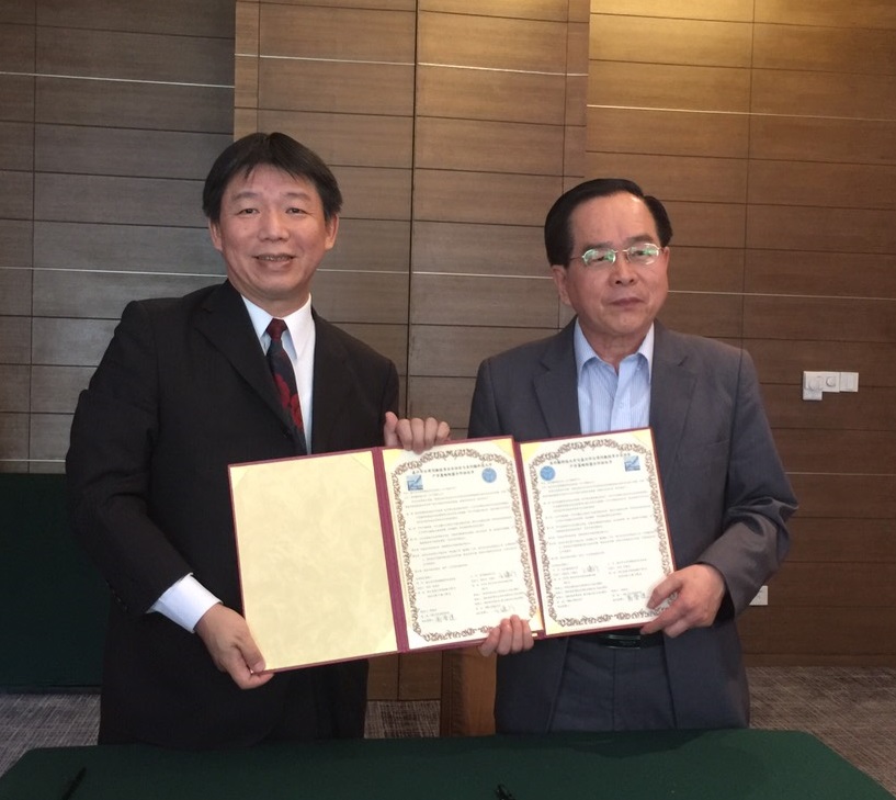  王健行副校長與嘉興市台商會會長劉榮達(右)簽約，為學生締造更多實習機會