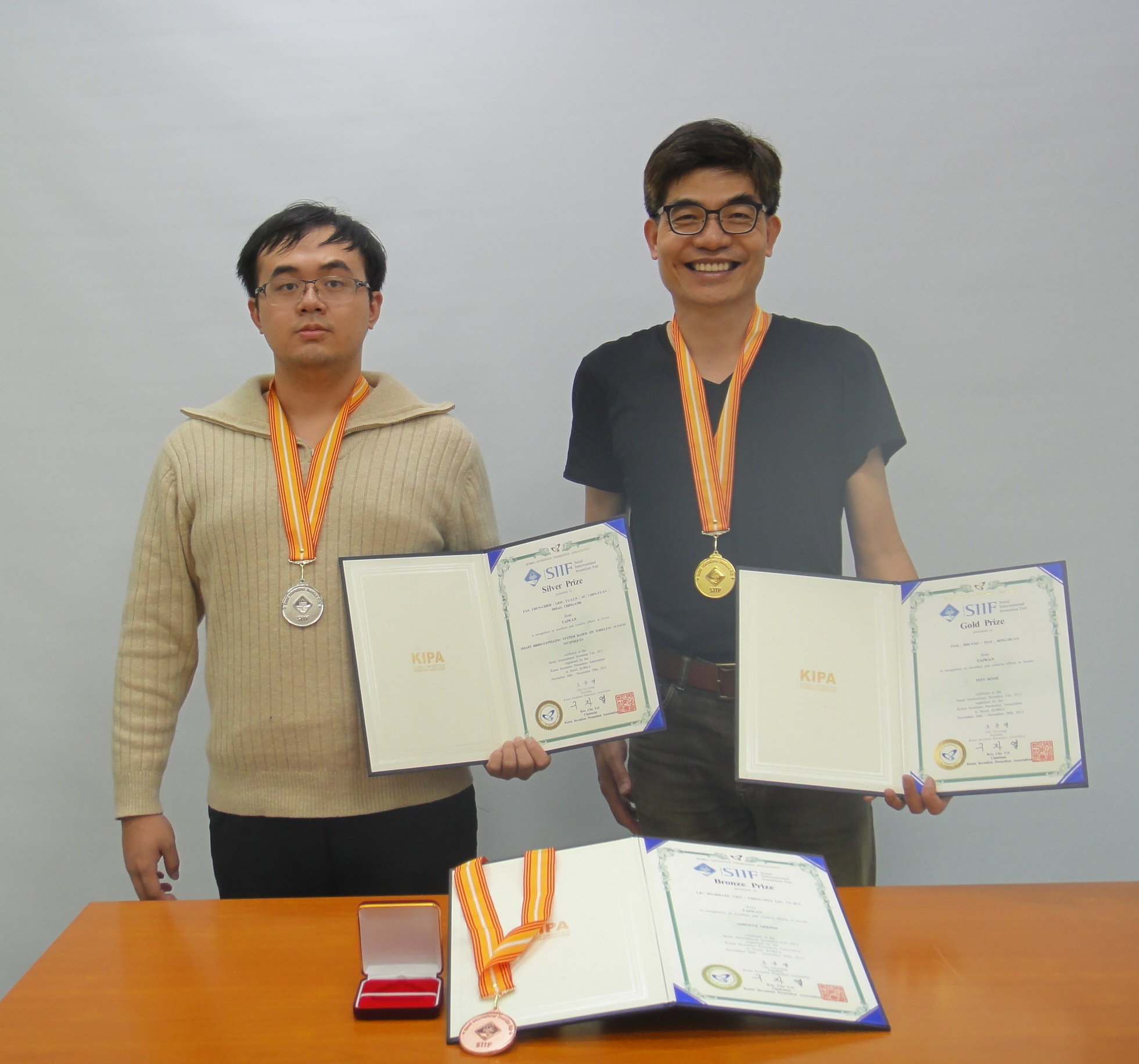 2015韓國首爾國際發明展  聖約翰科大獲得1金、1銀、1銅佳績，由創意設計系蔡錫鐃老師(圖右)代表領獎。