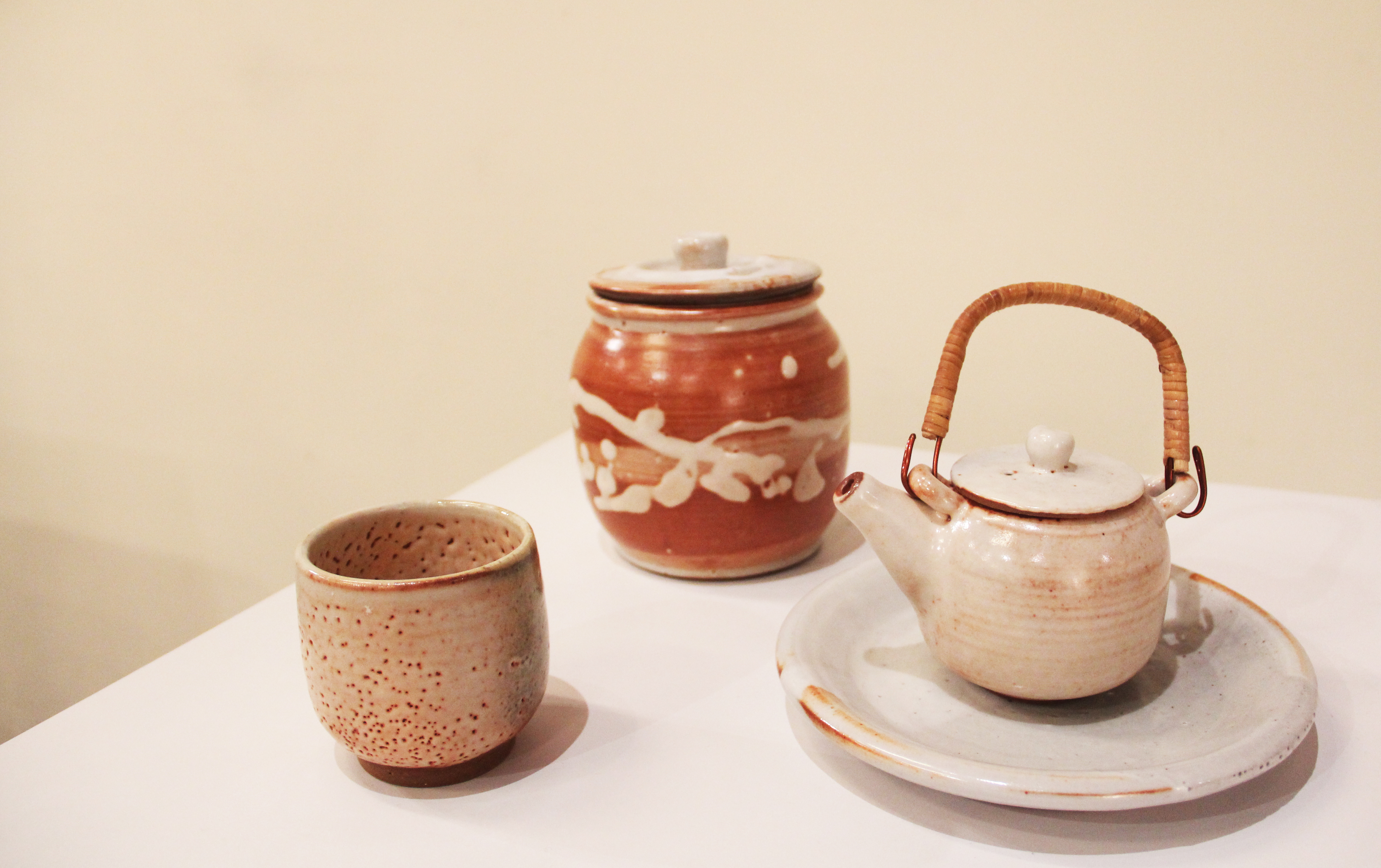 志野茶杯、提樑壺、茶倉組，林炎霖作品。/何兆豐數位藝文中心提供