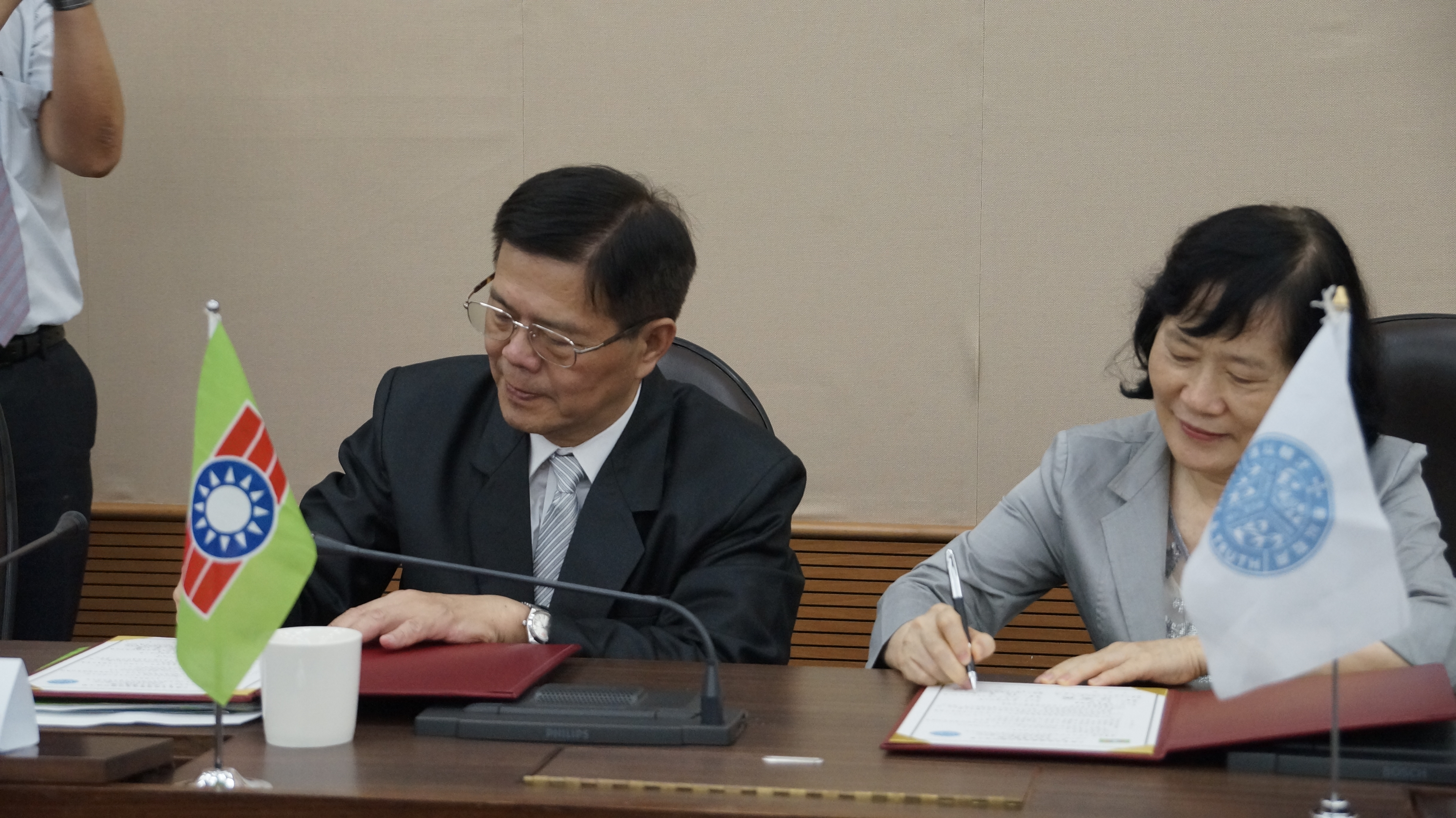   中國青年救國團張德聰主任(左)與聖約翰科大陳金蓮校長(右)代表雙方簽約