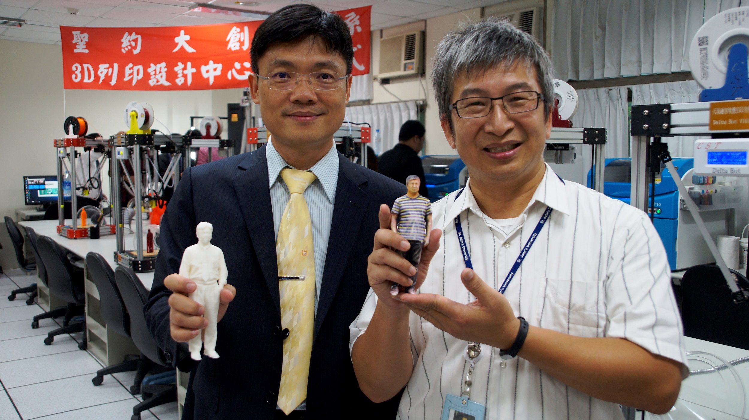 聖約大艾和昌校長（左）及創設系王土權老師（右）與自己的3D列印公仔合影