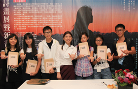 聖約大應英系張台瓊老師（左四）舉辦〈夜的岸邊〉詩畫展暨新書發表茶會，與金山高中同學合影 