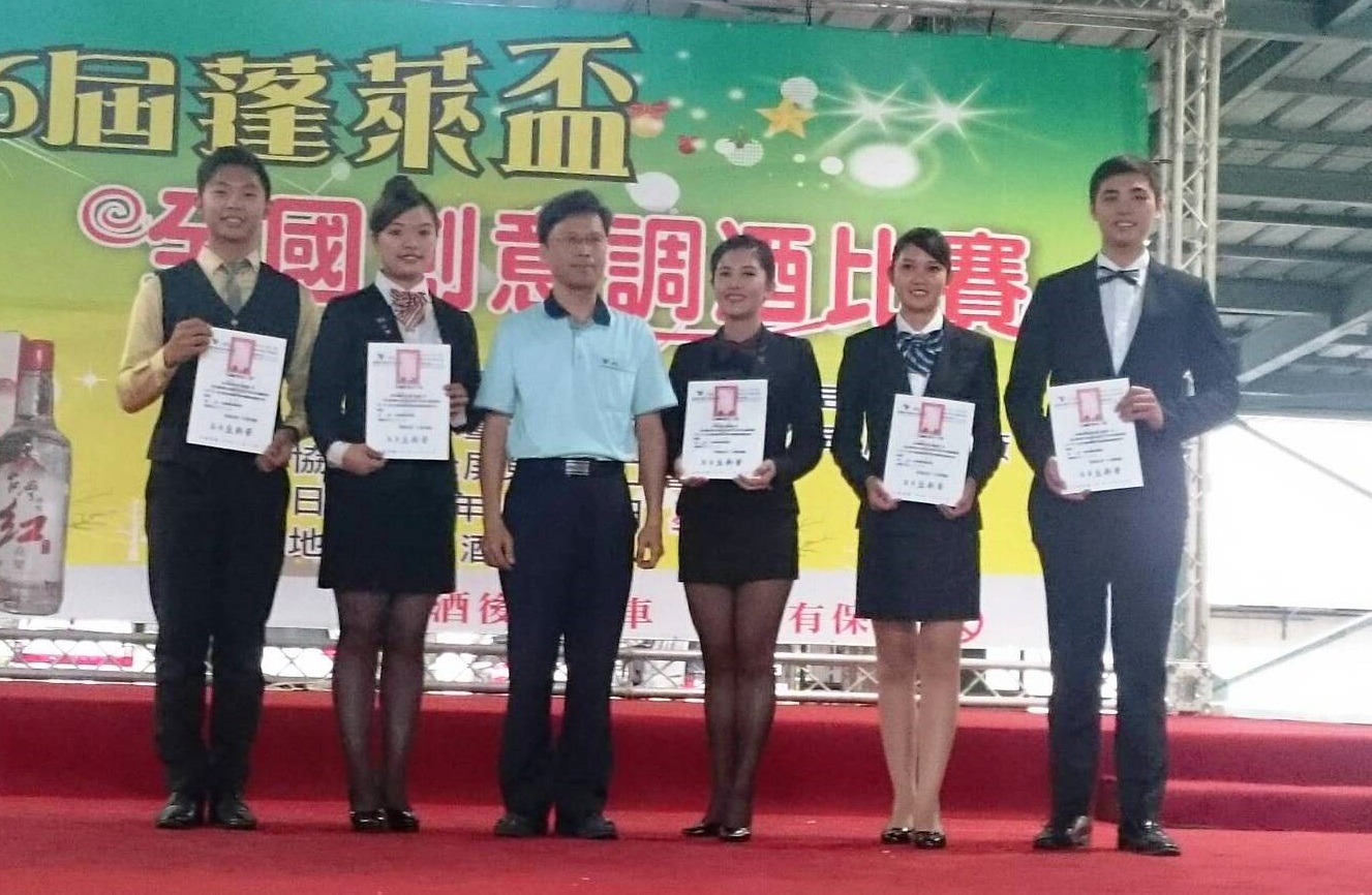 方詩涵同學(左二)以新秀之姿第一次參賽即榮獲佳績