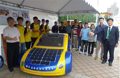 台灣「太陽能車教父」之稱的聖約翰科技大學艾和昌校長（右一）號召聖約大有意願參與阿波羅太陽能車隊各系所學生，統合高應大的太陽能車隊，共同參與明年為期10天的挑戰賽。