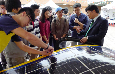 艾和昌校長（右一）向學生介紹阿波羅太陽能車的性能及設計重點。