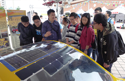 聖約大創意設計系胡文和主任（左三）與同學一起討論阿波羅太陽能車的視覺設計方向。