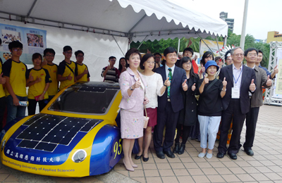 教育部綜合規劃司黃雯玲司長與淡江大學張家宜校長聯袂參觀阿波羅太陽能車。