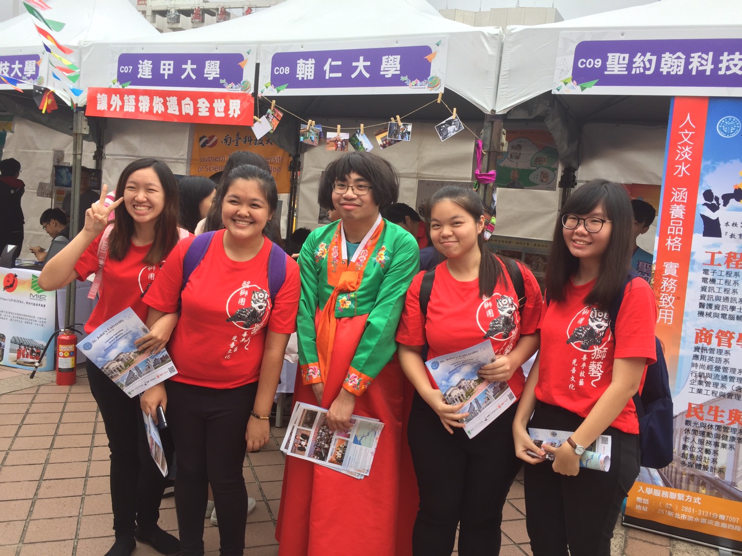 聖約大同學身著韓國傳統服飾展現多元文化，吸引許多遊客前來合照並詢問學校特色

