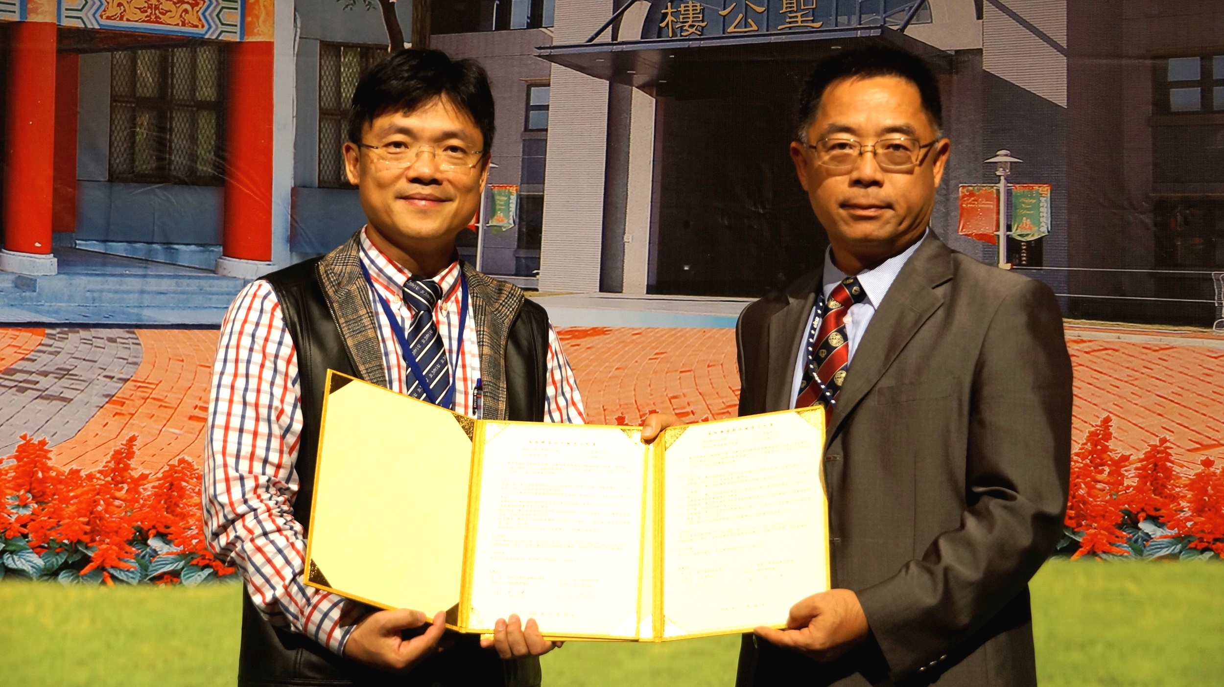 聖約大艾和昌校長（左）聘任越南台灣商會聯合總會謝明輝總會長（右）擔任校務顧問，並簽署策略聯盟伙伴關係合約書，共同推展技職教育新南向