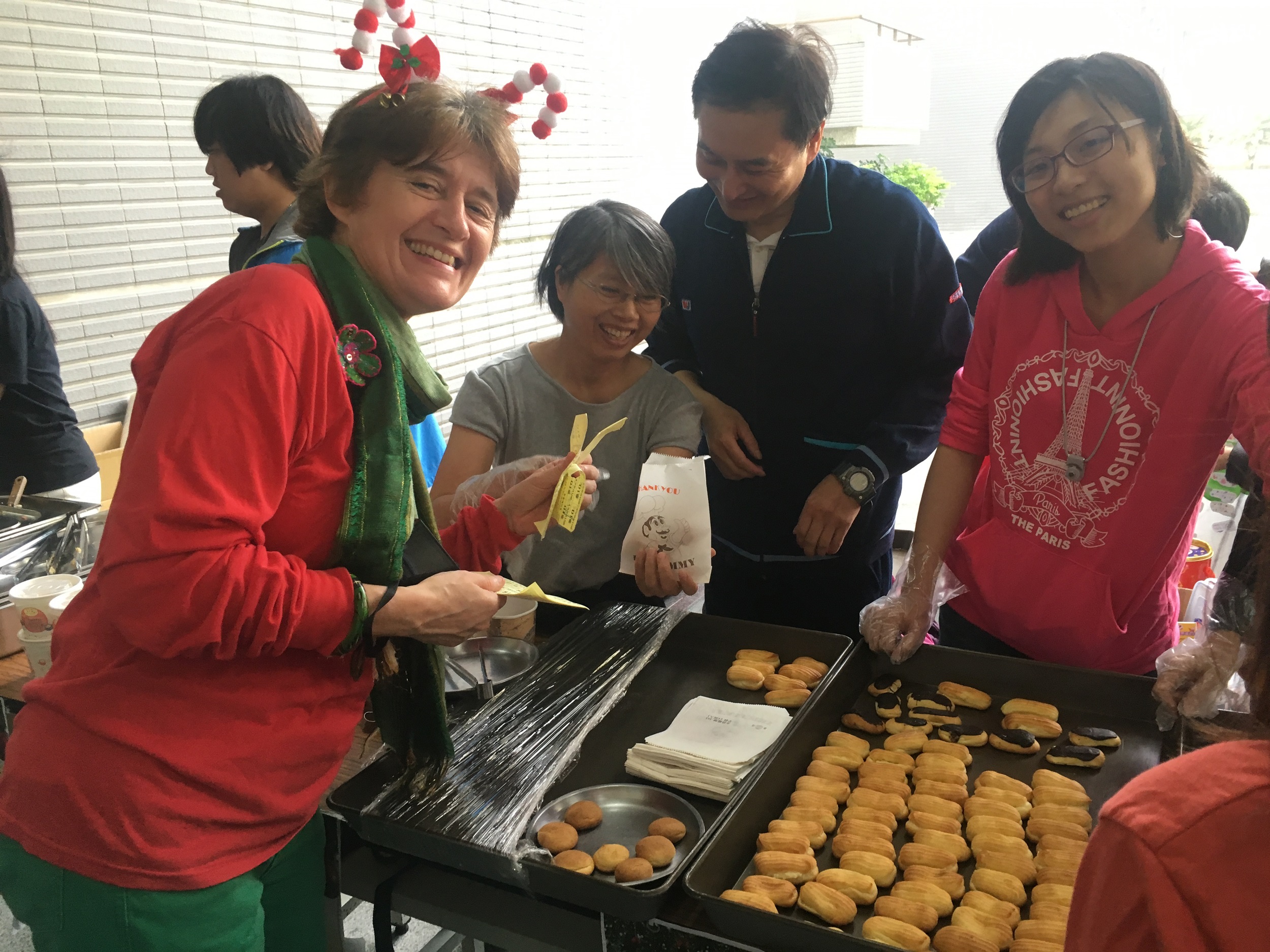 觀光系蔡俊杰老師帶領學生手做甜點泡芙，一同響應義賣活動