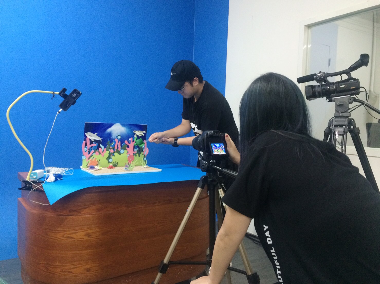 孟家緯及陳雅嫺同學在藝文中心攝影棚拍攝逐格動畫