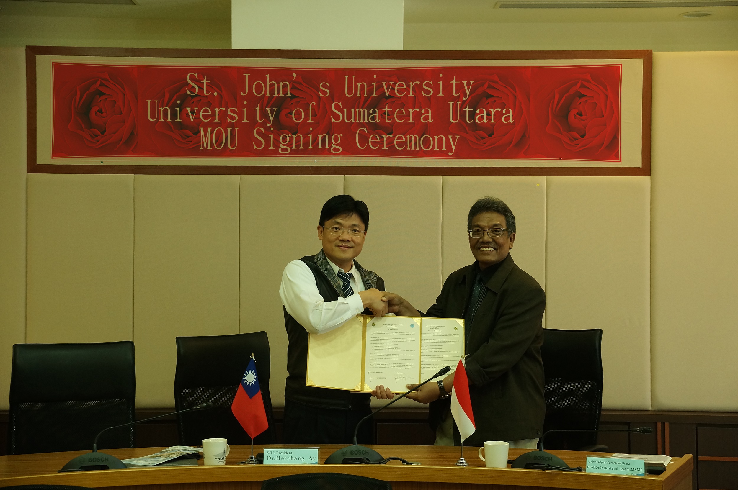 聖約大艾和昌校長（左）與印尼蘇北大學副校長Dr. Bustami Syam 教授（右）簽屬合作備忘錄，兩校未來將進行多項學術交流暨合作計畫