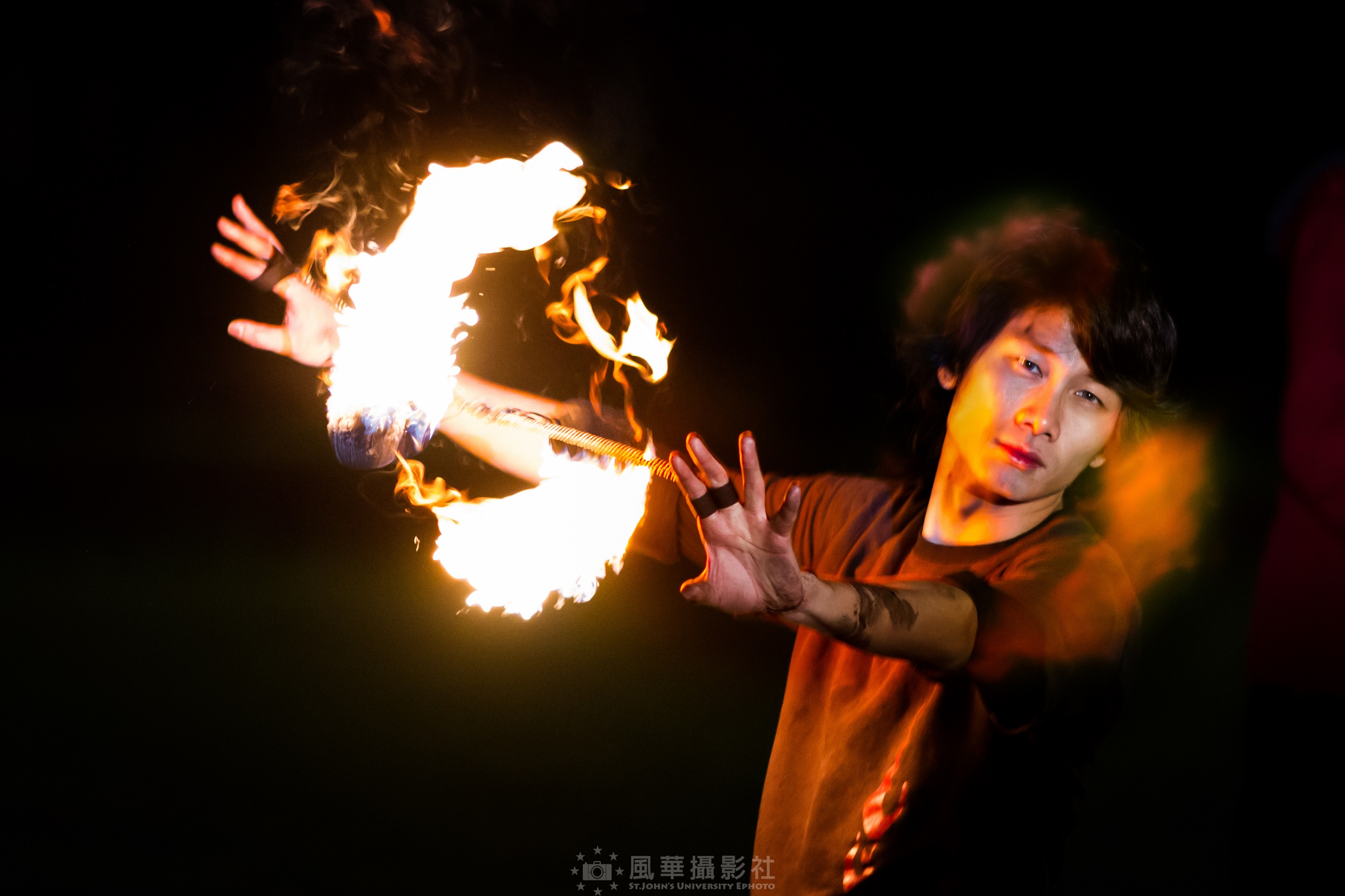來自香港的陳立衡同學深深為這項藝術文化所著迷，希望能將創意結合火舞表演，把這麼美麗的火舞藝術帶回香港（圖：聖約大風華攝影社）