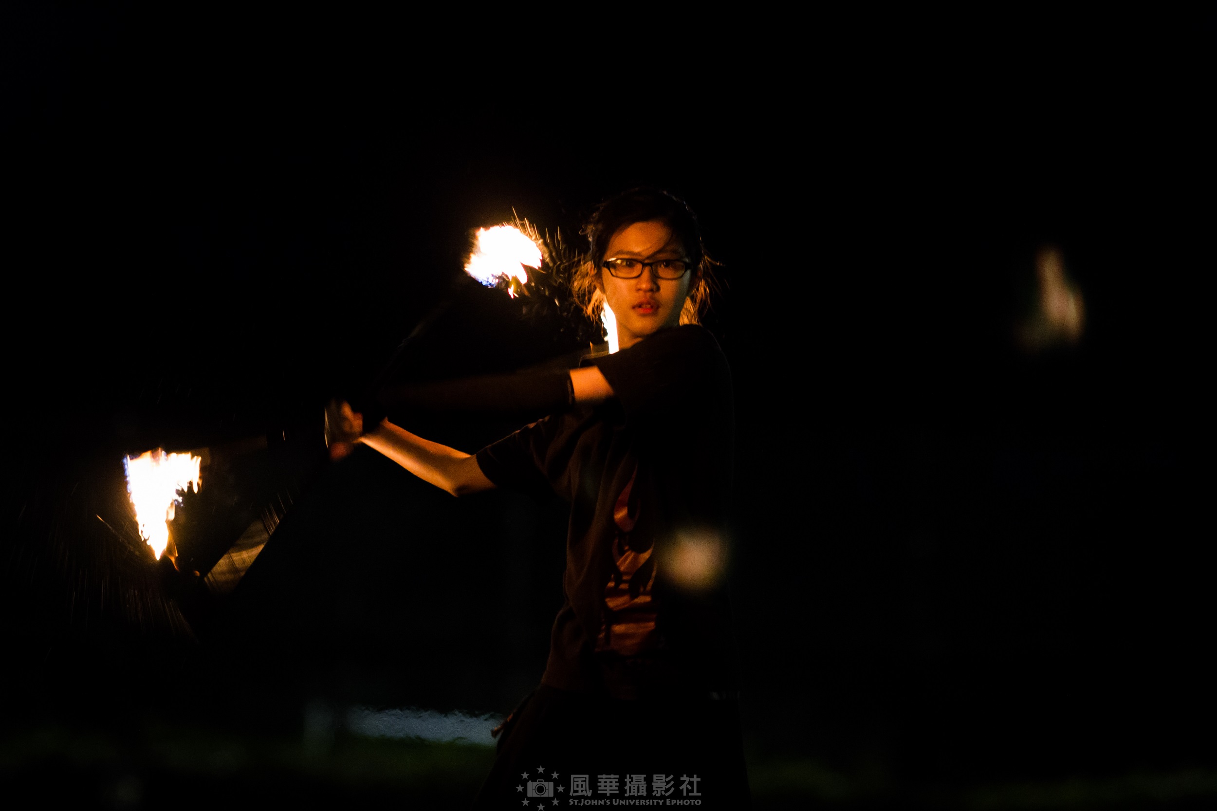 工管二信張宜蓁同學火棍表演，展現火焰的溫暖與溫柔（圖：聖約大風華攝影社）