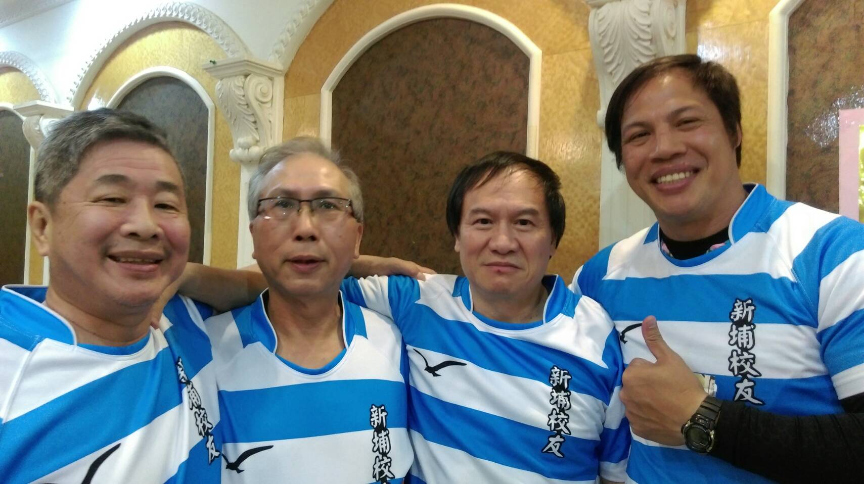  曾任新埔橄欖球隊隊長的張譽興學長（右二）將象徵隊長的1號球衣傳給了現任教練吳志賢（右一）穿上，期盼將榮耀與精神代代的傳承
