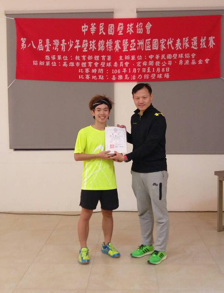 聖約大休健系趙文皓同學（左）獲得第8屆青少年壁球錦標賽亞軍，並取得代表我國參加亞洲青少年壁球團體錦標賽的資格