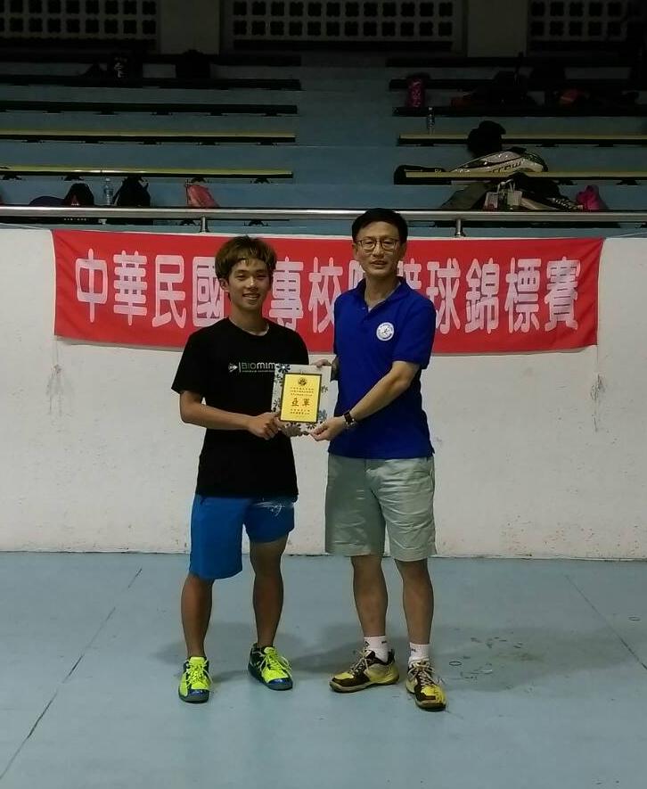 趙文皓同學（左）甫於去（105）年12月獲得105學年度中華民國大專院校壁球錦標賽公開男子組亞軍