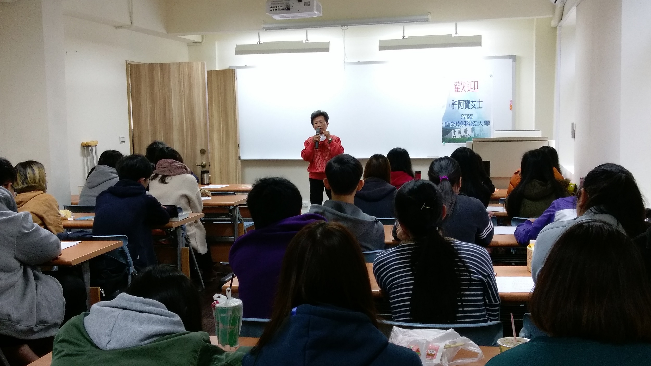 阿寶阿嬤向學生分享人生故事及充滿智慧的台灣俚語和四句聯
