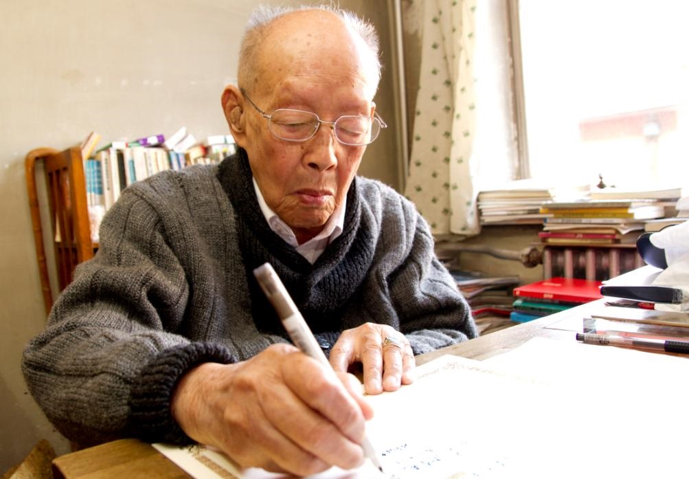 周有光學長82歲開始學電腦，勤於寫作，每個月至少寫2篇文章、每年出1本書，筆耕不輟