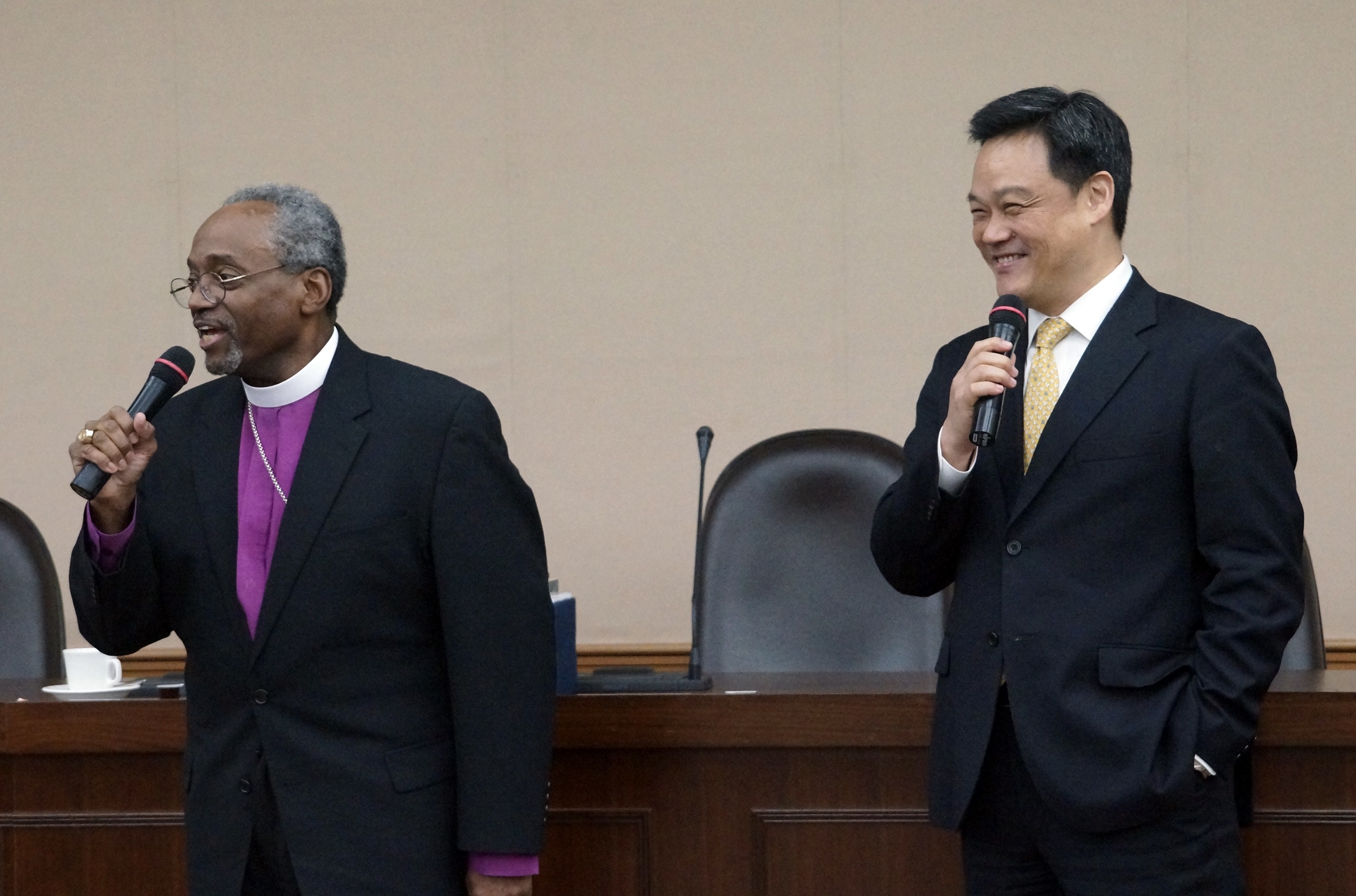 孔茂功主席主教（左）與全校教職員生分享專題「21世紀基督教大學的意義與重要性」，潘天佑博士（右）專程從北京返台擔任翻譯工作