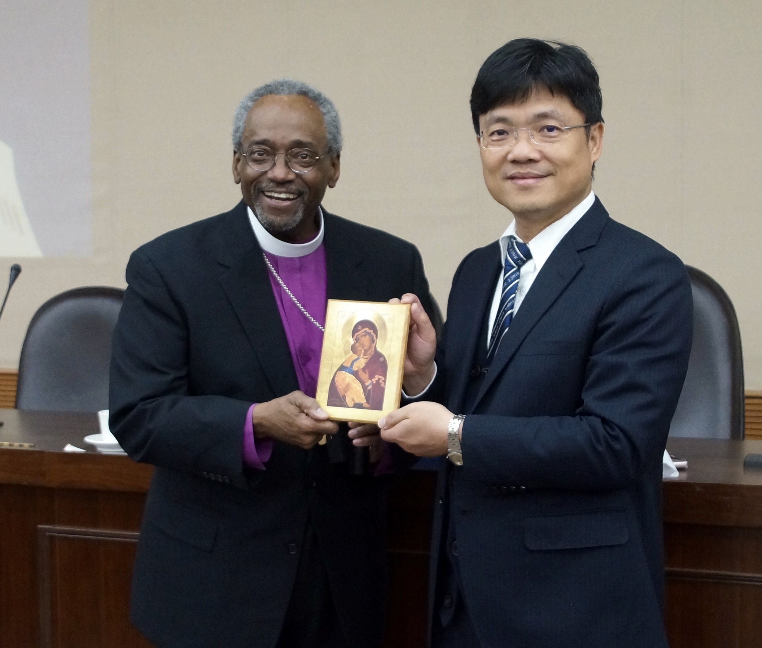 孔茂功主席主教（左）回贈紐約聖公會教堂的複製畫給艾和昌校長（右）
