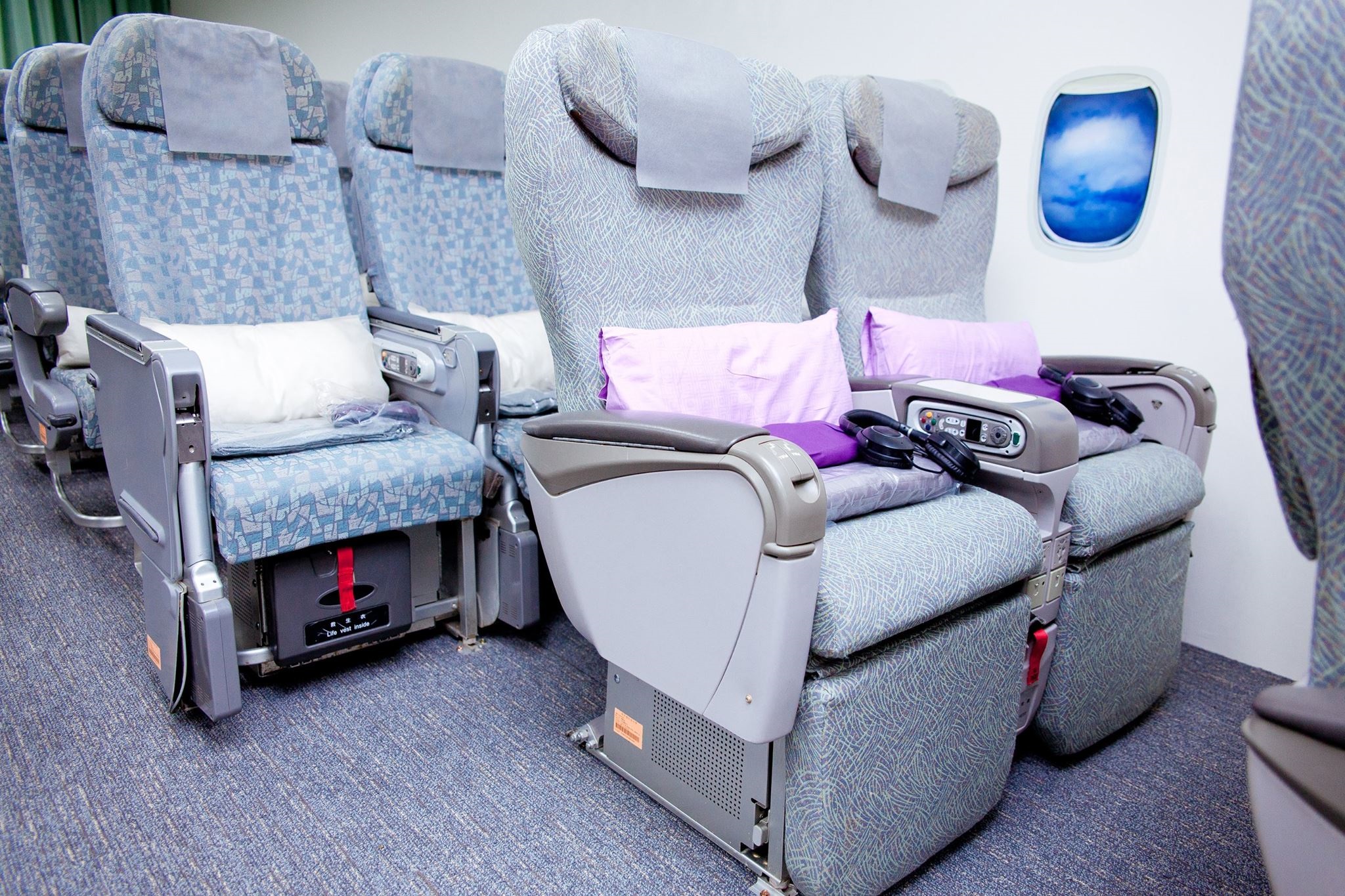 航空機艙空服地勤實境教室內之客艙座椅，係由長榮航空波音777機隊改艙汰換捐贈聖約大，區分為豪華經濟艙與經濟艙兩艙等