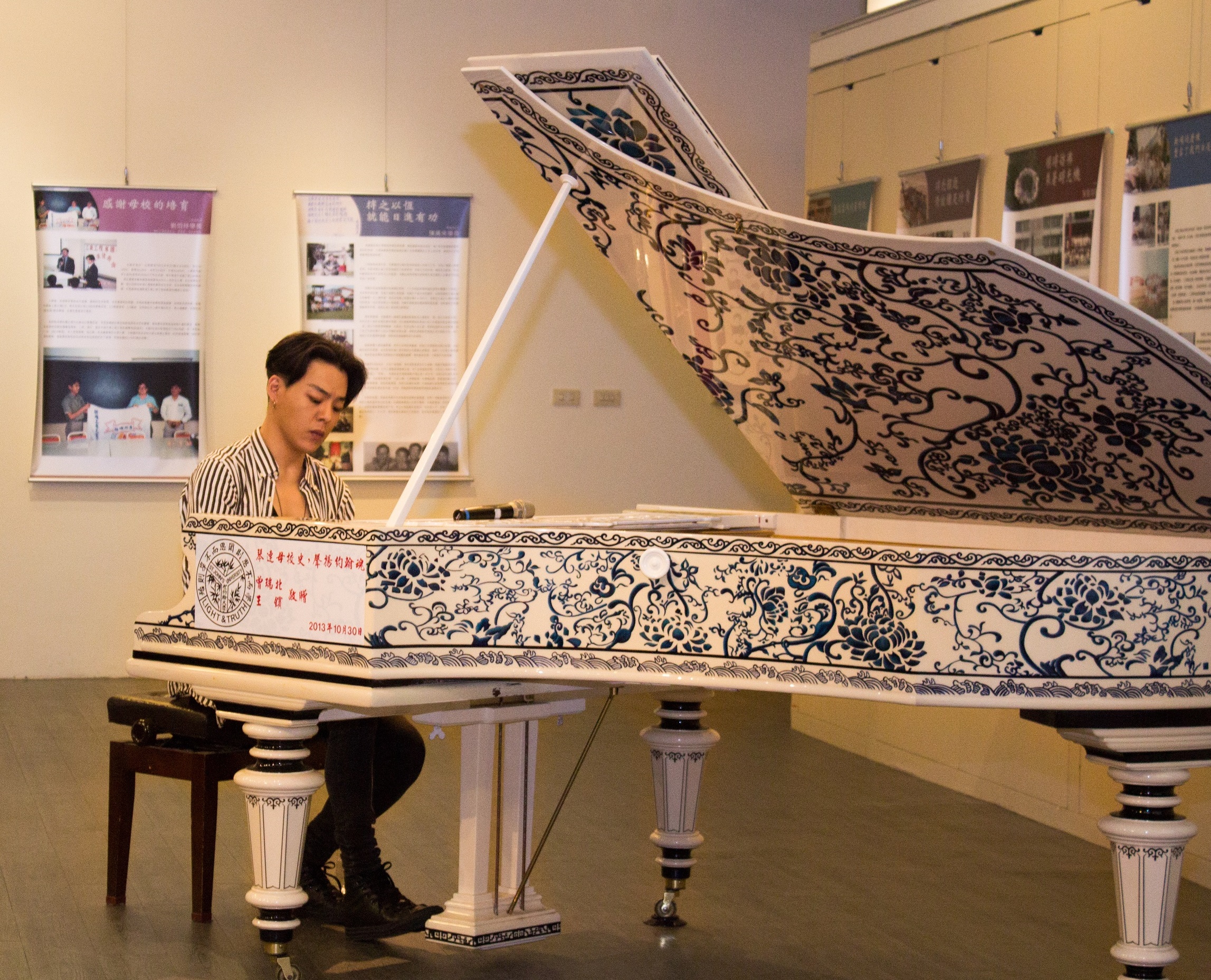 T.L.彈奏數位藝文中心百年的青花瓷鋼琴，別有一番韻味，帶給大家一場完美的視覺與聽覺饗宴