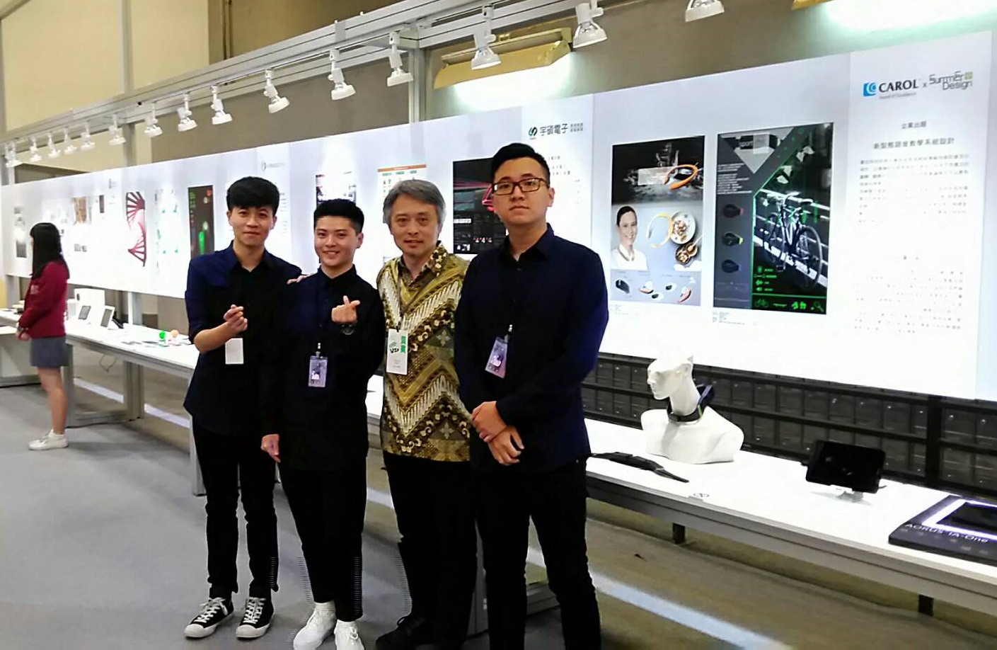 指導老師吳哲政（右二）與設計團隊於產學合作得獎者專區前合影