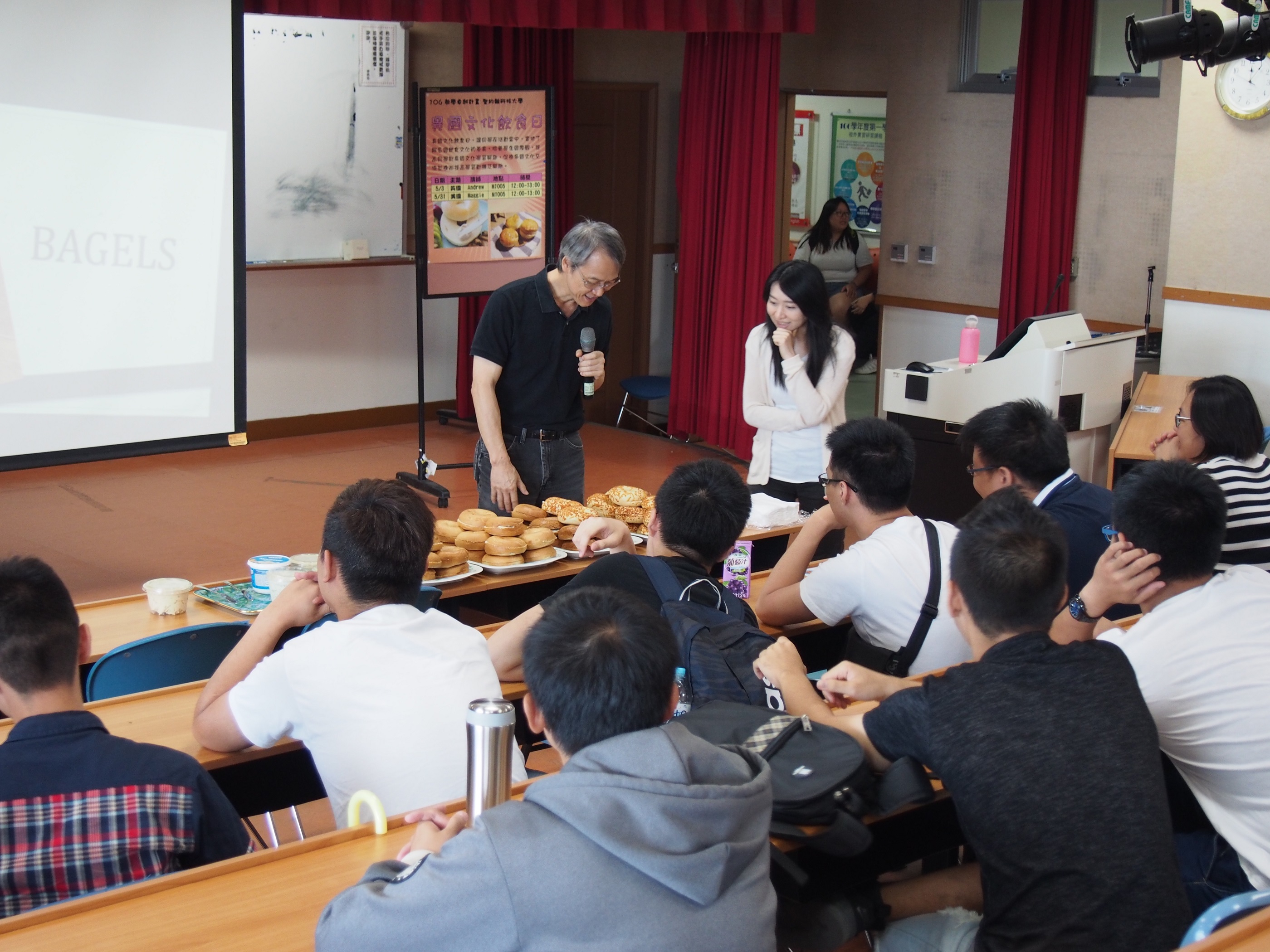 應英系陳慶民教授（左）及梅螢蓁老師（右）與同學分享吃BAGEL貝果的經驗