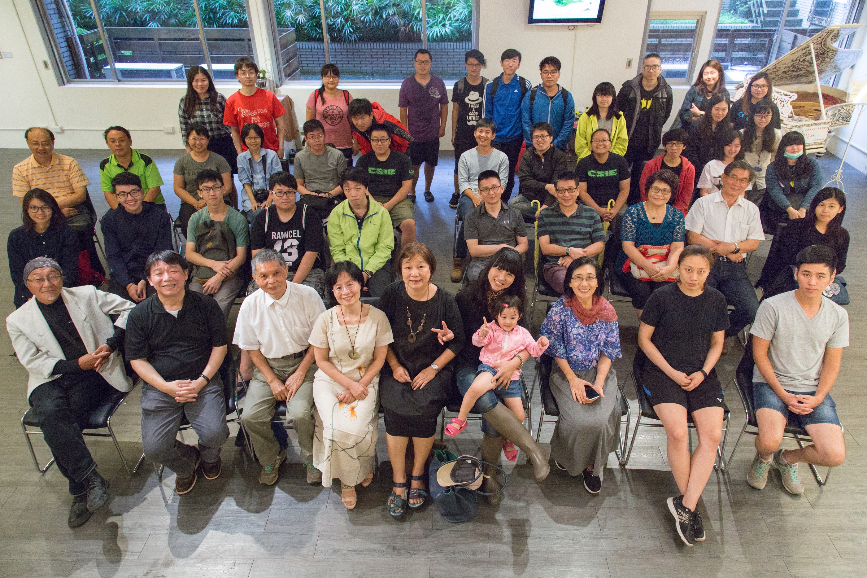 聖約翰科技大學數位藝文中心舉辦「印遊記—臺日港韓版畫展」吸引許多同學前來參觀